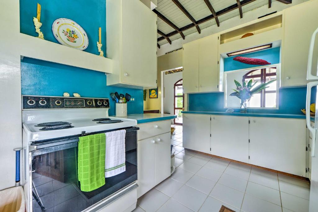Köök või kööginurk majutusasutuses Nevis Home with Pool, Stunning Jungle and Ocean Views!