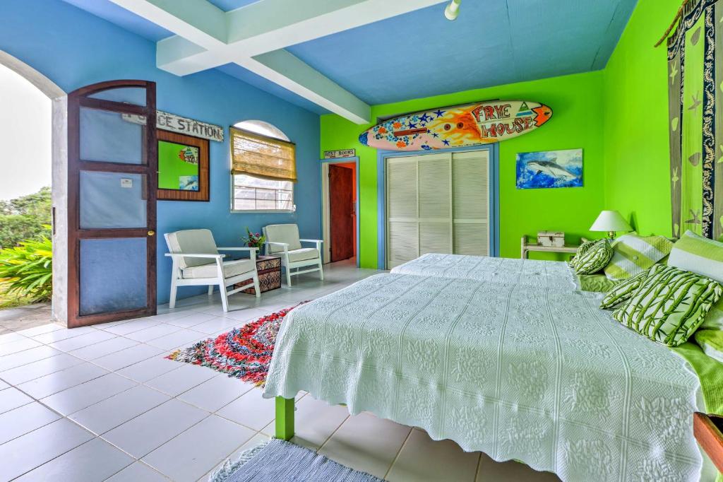 Voodi või voodid majutusasutuse Nevis Home with Pool, Stunning Jungle and Ocean Views! toas