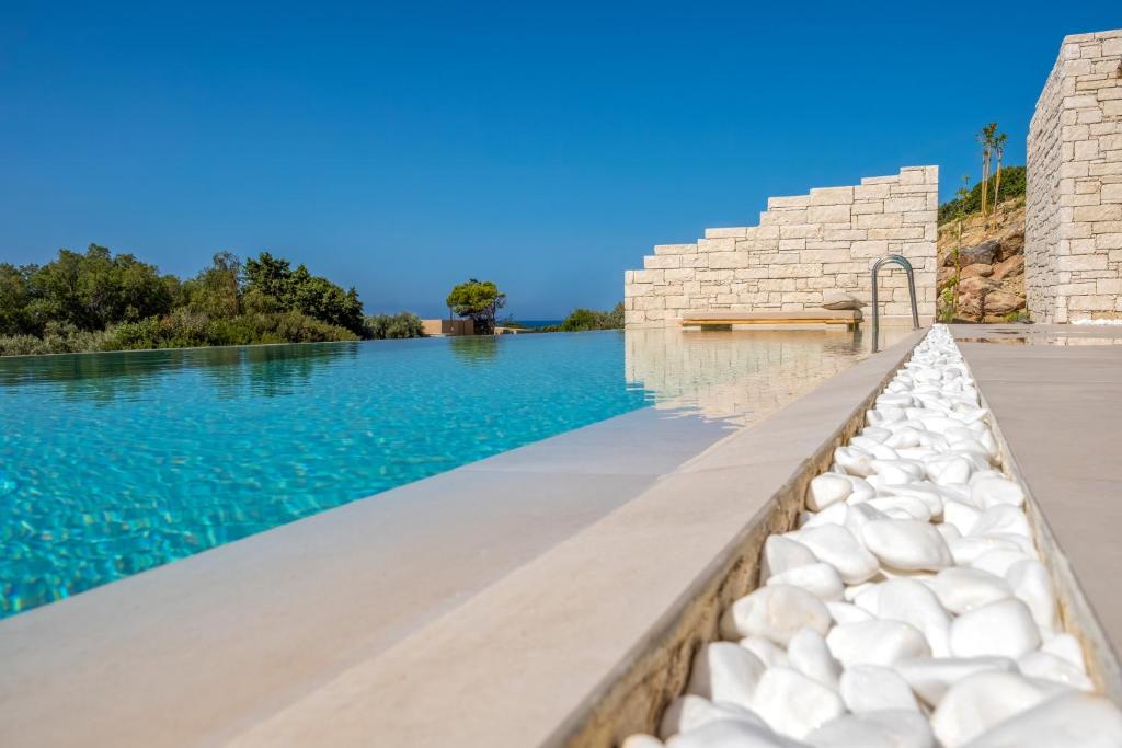 Bazén v ubytování Salvia Luxury Collection Suites nebo v jeho okolí