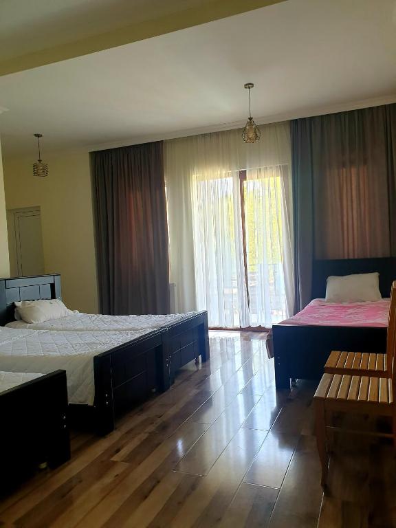 Postel nebo postele na pokoji v ubytování Four Seasons in Kutaisi