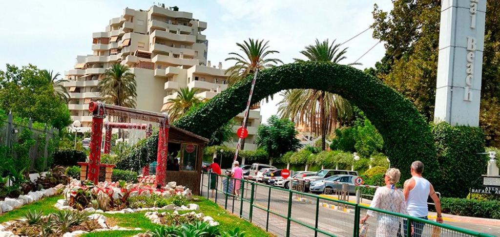 Vonkajšia záhrada v ubytovaní Benalbeach, estudio en primera línea de playa