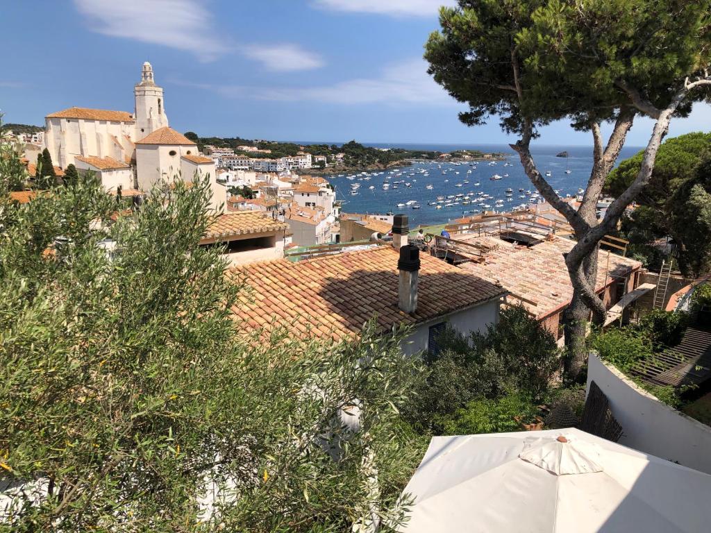 a view of a town and the ocean from a building at Apartamento con vistas al mar in Cadaqués