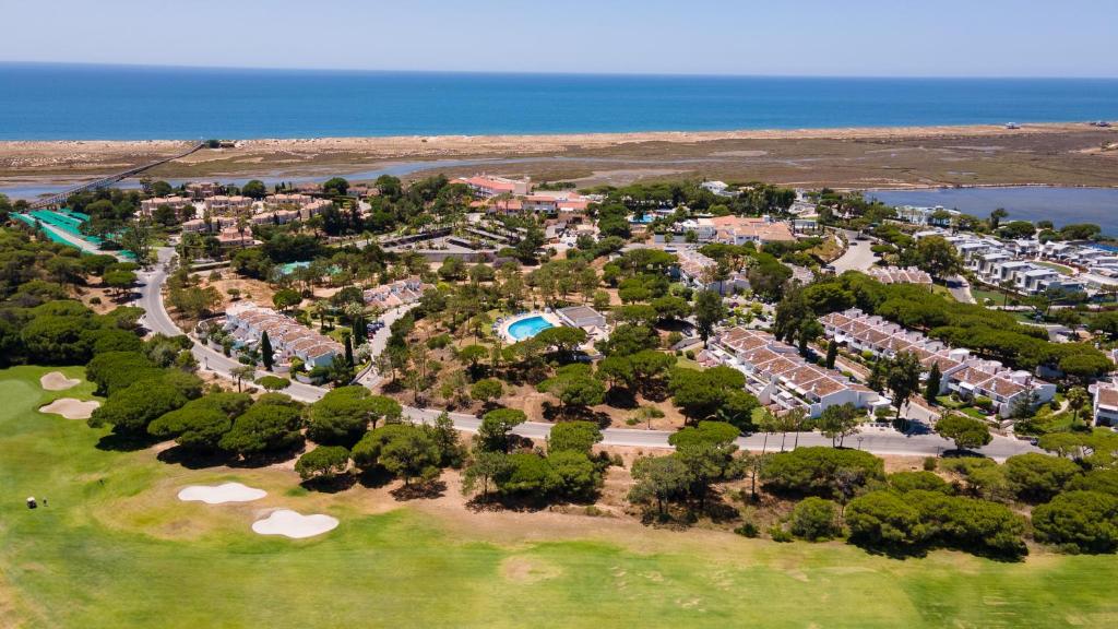 una vista aerea di un resort vicino all'oceano di Victory Village Quinta do Lago - Spacious 2 Bed / 3 Bath Apartment a Almancil