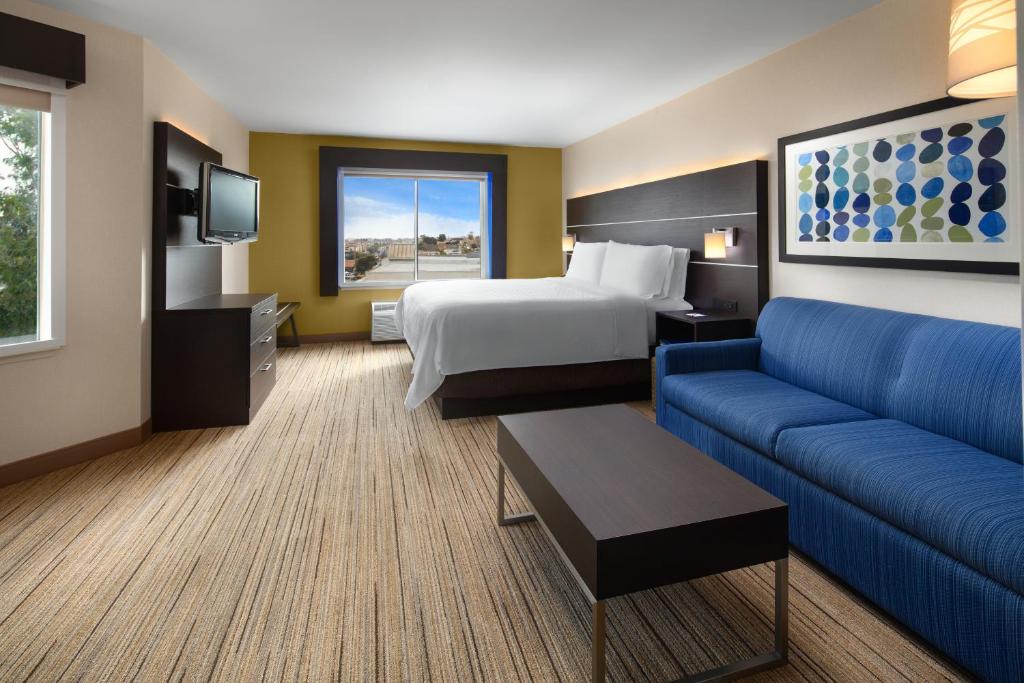 Holiday Inn Express Hotel & Suites Belmont, an IHG Hotel - Rey Suite