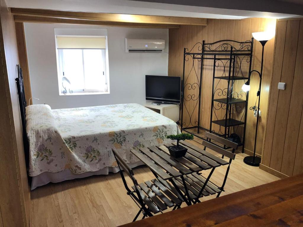 Posteľ alebo postele v izbe v ubytovaní APARTAMENTOS HÉRCULES SEVILLa