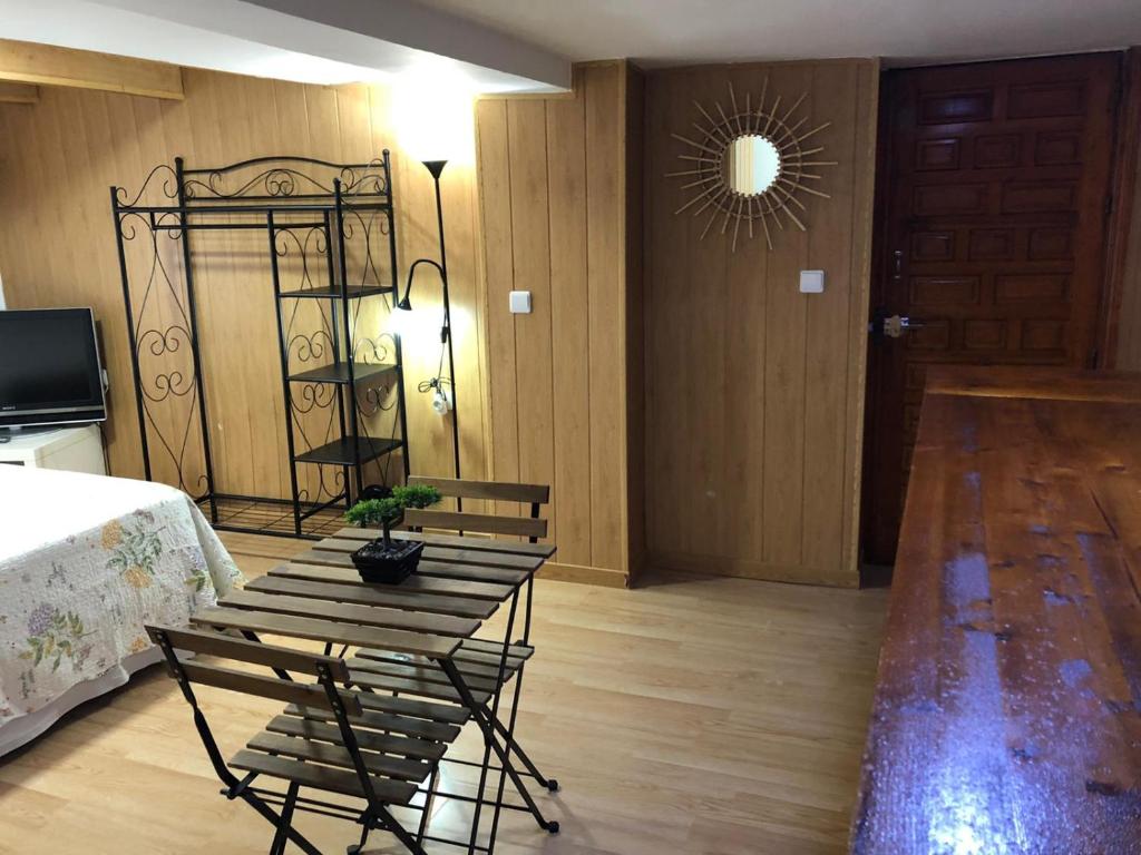 Televízia a/alebo spoločenská miestnosť v ubytovaní APARTAMENTOS HÉRCULES SEVILLa
