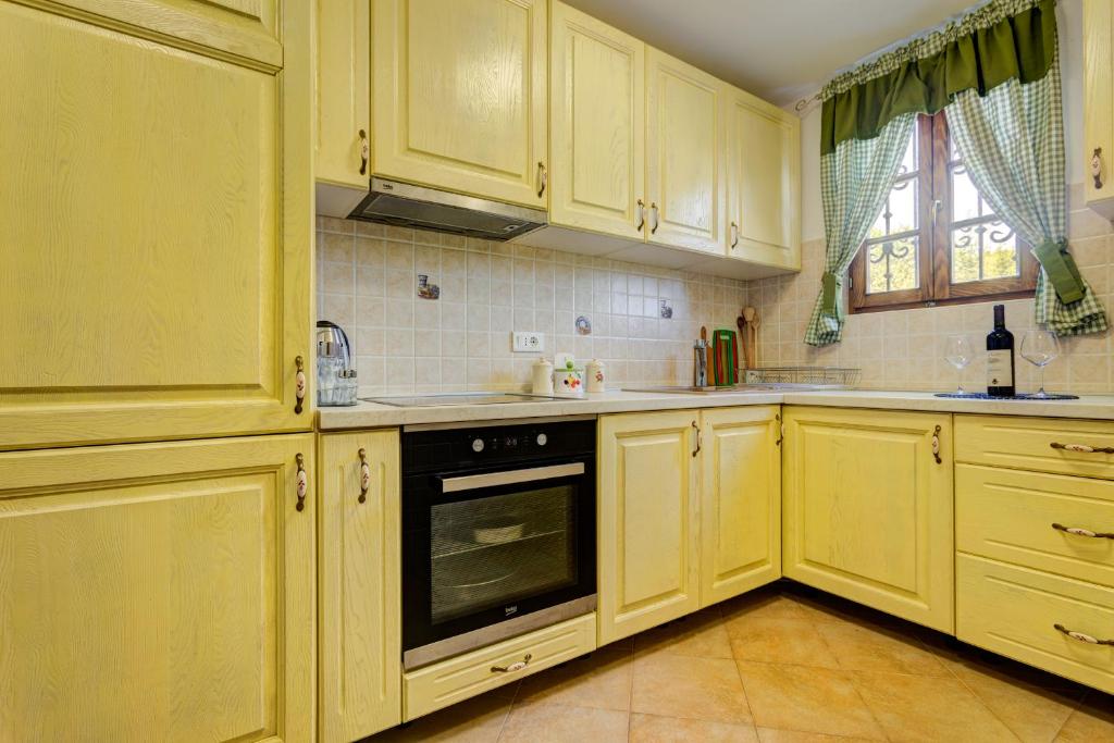 Kuchyň nebo kuchyňský kout v ubytování Etno Villa Mokanji