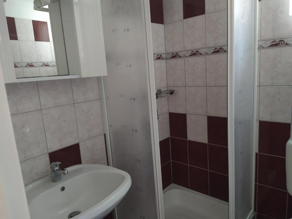 A bathroom at Ildiko Appertements