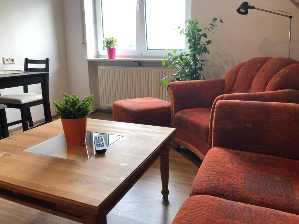 
a living room filled with furniture and a coffee table at Ferienwohnung im Donautal in Altheim
