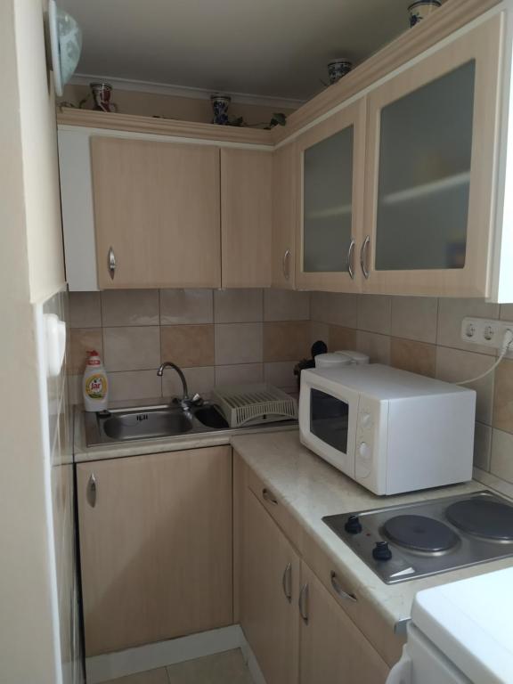 A kitchen or kitchenette at Ildiko Appertements