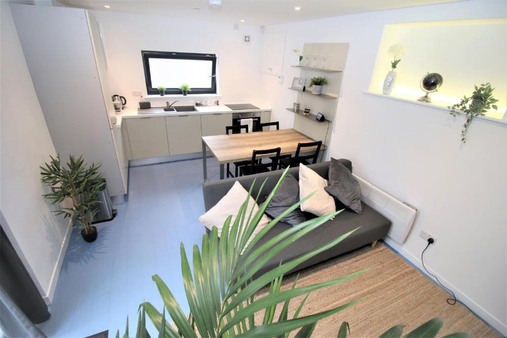 The Coach House - Free Private Parking - by Property Promise - 双工公寓