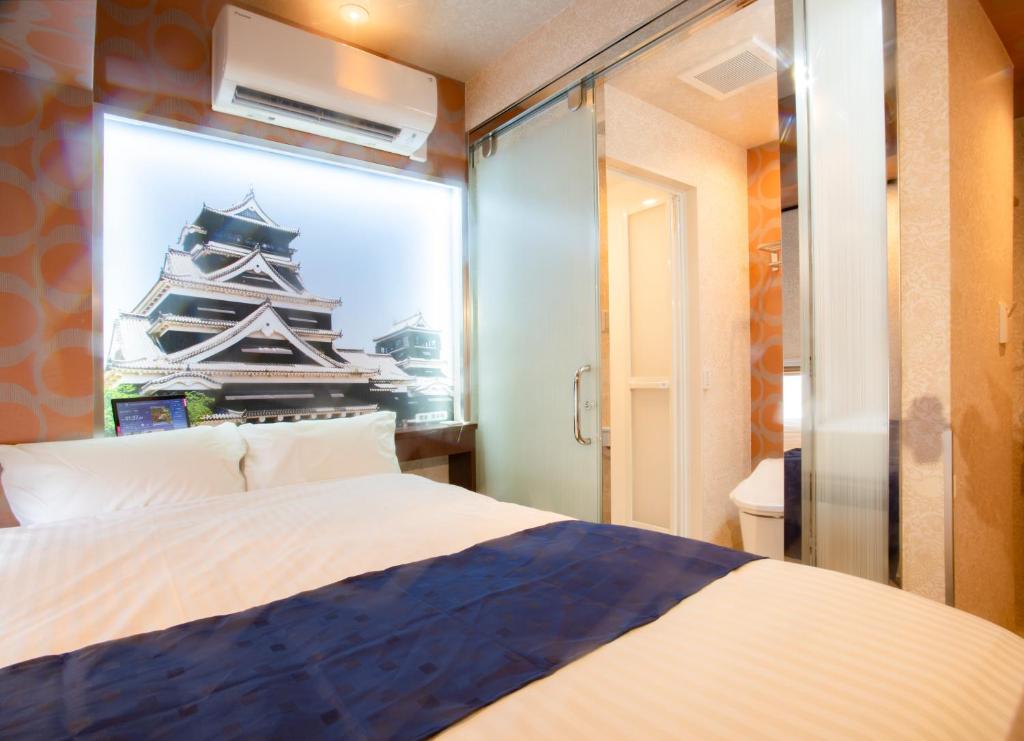 Postel nebo postele na pokoji v ubytování Hotel Xcell Hiroshima Nagarekawa