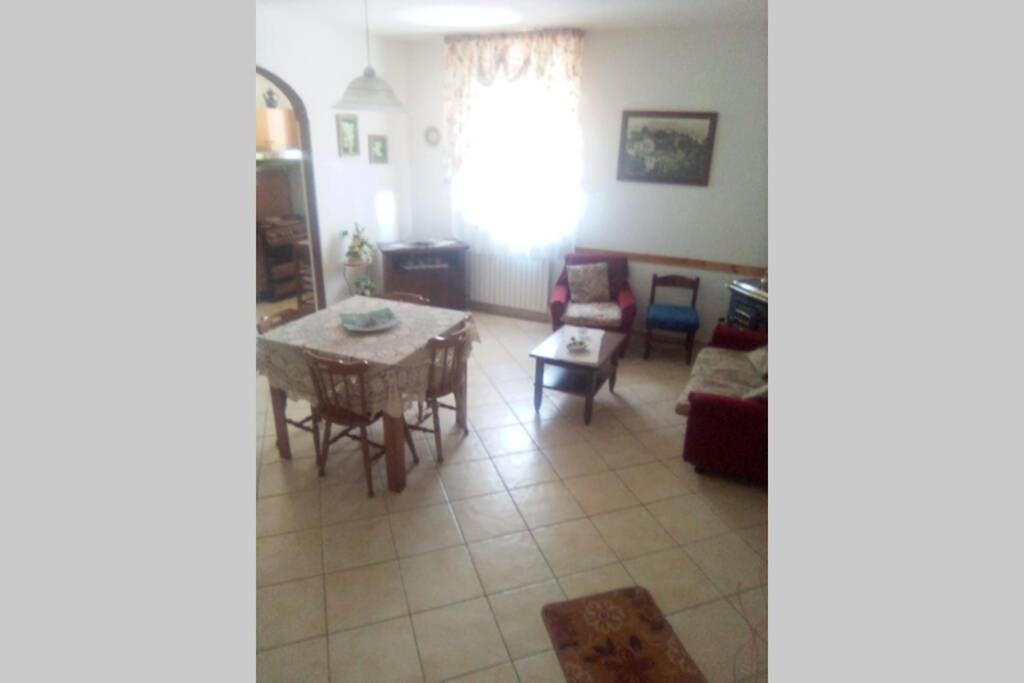 ein Wohnzimmer mit einem Tisch und Stühlen in der Unterkunft Garden House in Trecchina