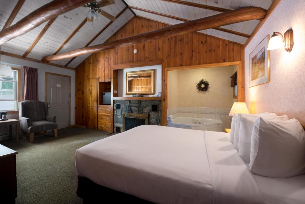 Adirondack Retreat Inn & Suites photo