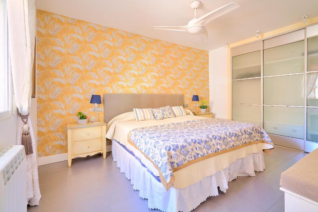 A bed or beds in a room at Malaga SunView