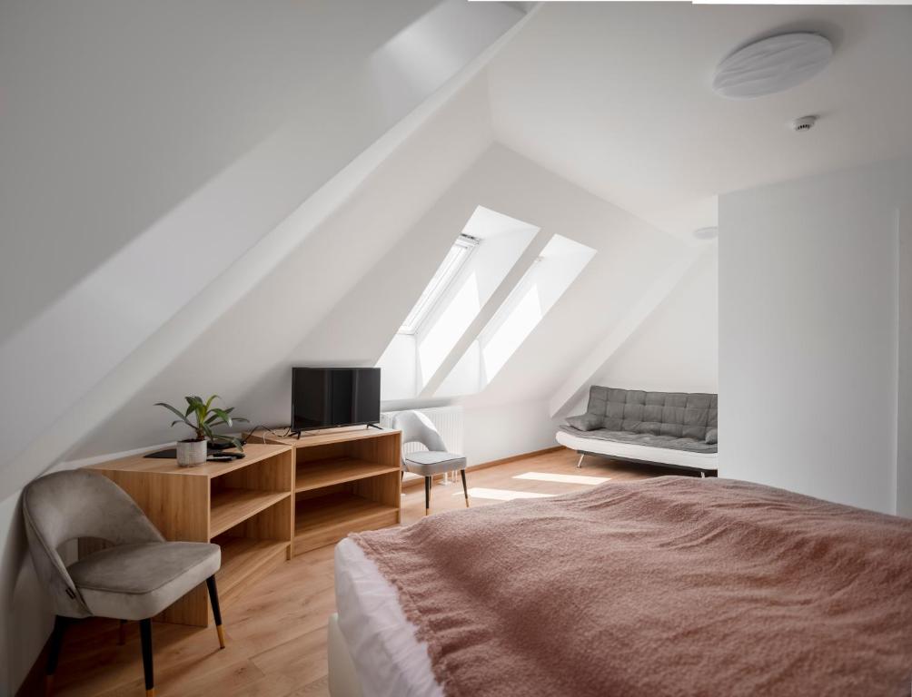 Televízia a/alebo spoločenská miestnosť v ubytovaní Florand Rooms&Wine