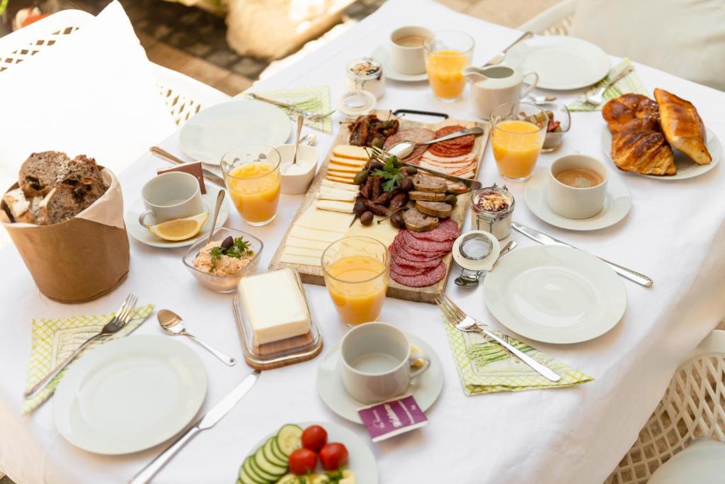 Jedlo v ubytovaní bed & breakfast alebo blízkom okolí