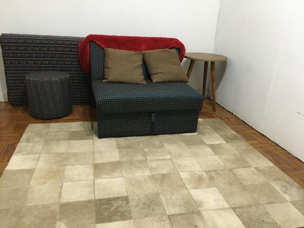 ein Sofa in einem Zimmer mit einem Tisch in der Unterkunft Apto kit 85 Centro Consolaçao in São Paulo