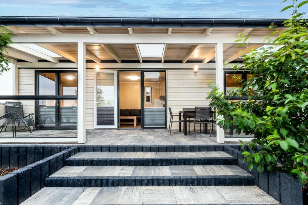 un patio al aire libre con escaleras que conducen a una casa en Nasze Wybrzeże, en Sarbinowo