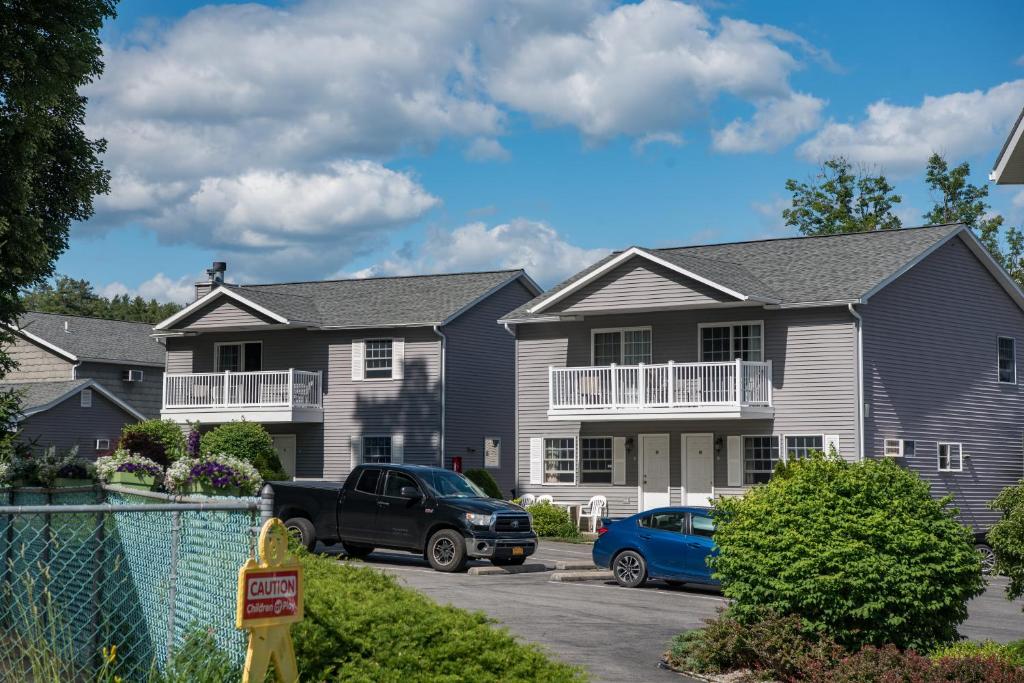 Adirondack Retreat Inn & Suites photo