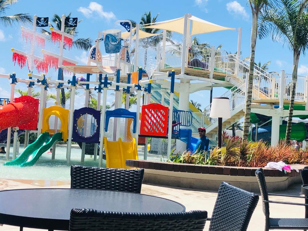 un parco acquatico con parco giochi e scivolo di Salinas Exclusive Resort Apartamento 2 quartos a Salinópolis