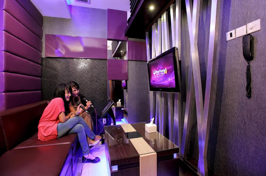 TV a/nebo společenská místnost v ubytování Lombok Plaza Hotel and Convention