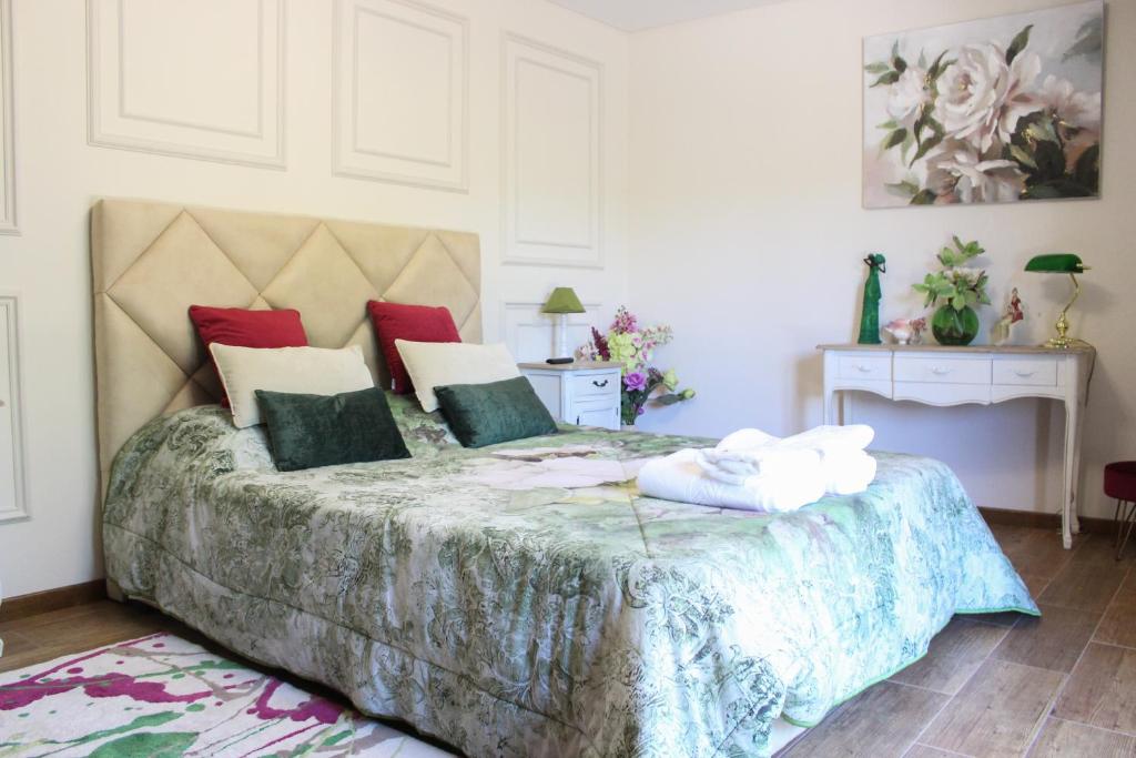 1 dormitorio con 1 cama grande en una habitación en Quinta das Regueiras, en Viseu