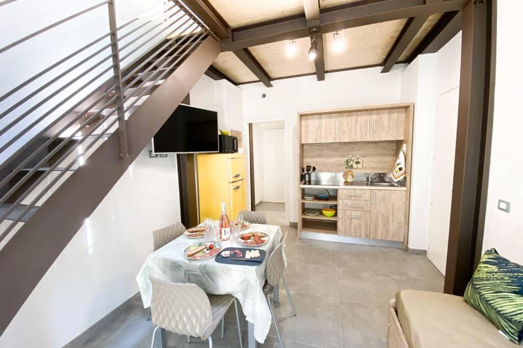 Kuchnia lub aneks kuchenny w obiekcie New Agriloft 4 Palms clima, giardino e Wi-Fi a 50 mt dal mare