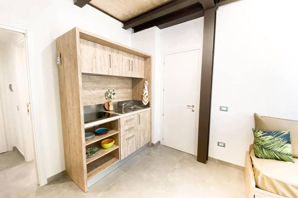 Kuchnia lub aneks kuchenny w obiekcie New Agriloft 4 Palms clima, giardino e Wi-Fi a 50 mt dal mare