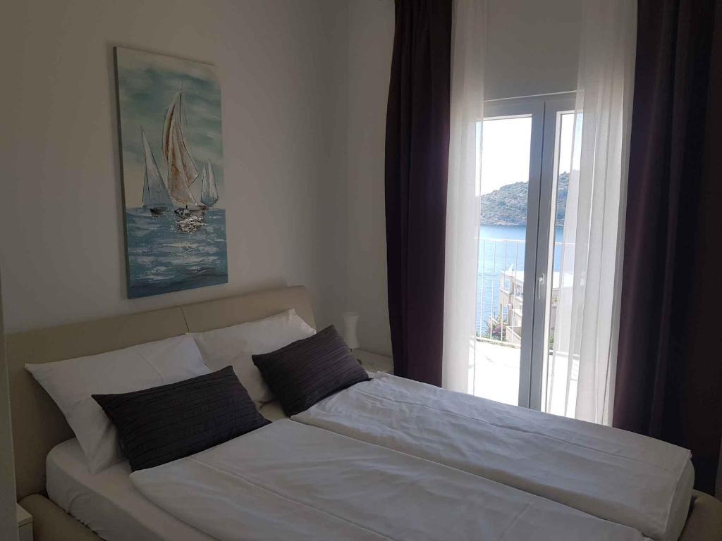 Posteľ alebo postele v izbe v ubytovaní Holiday home in Rogoznica 39566