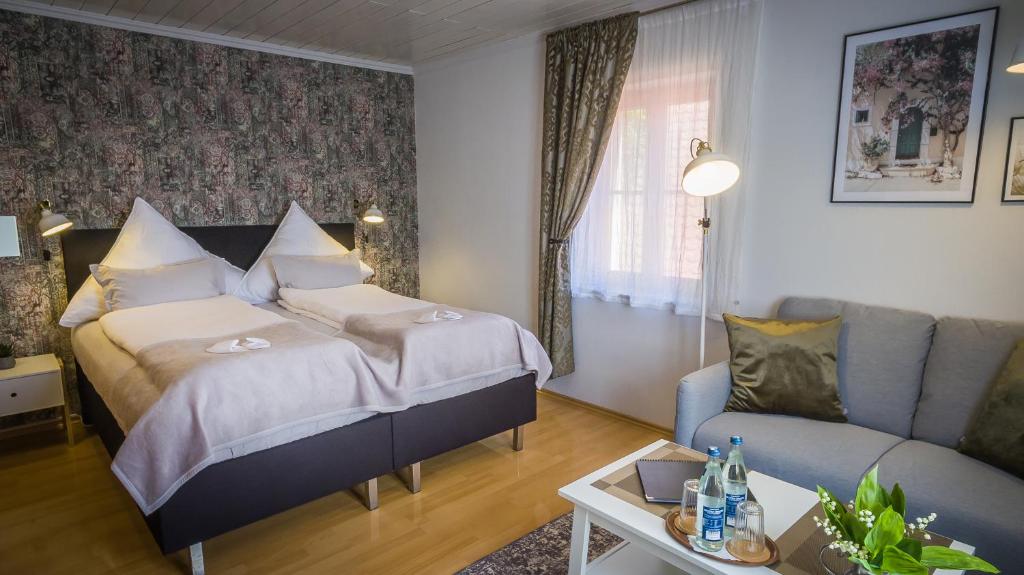 Postel nebo postele na pokoji v ubytování Gästehaus und Café Zur Silbernen Kanne