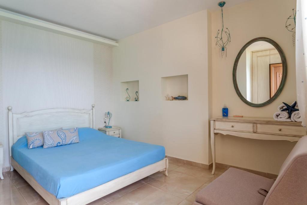Postel nebo postele na pokoji v ubytování Villa Nostalgia Lentas No1