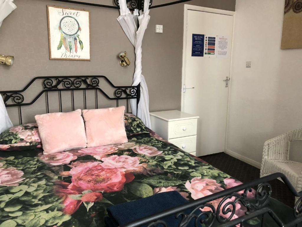 Postel nebo postele na pokoji v ubytování Melrose Hotel
