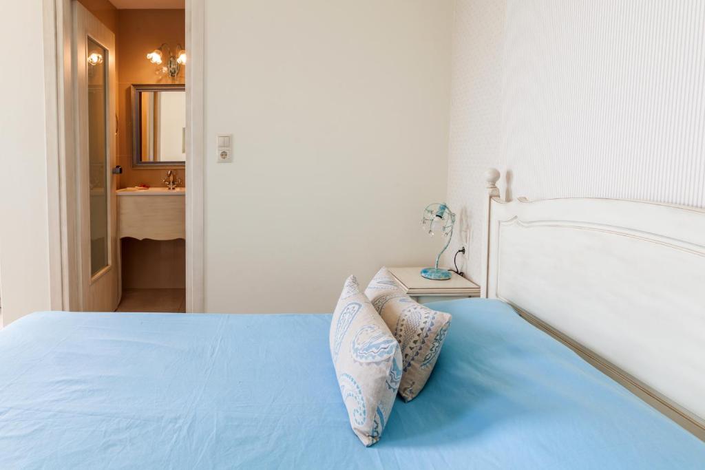 Postel nebo postele na pokoji v ubytování Villa Nostalgia Lentas No1