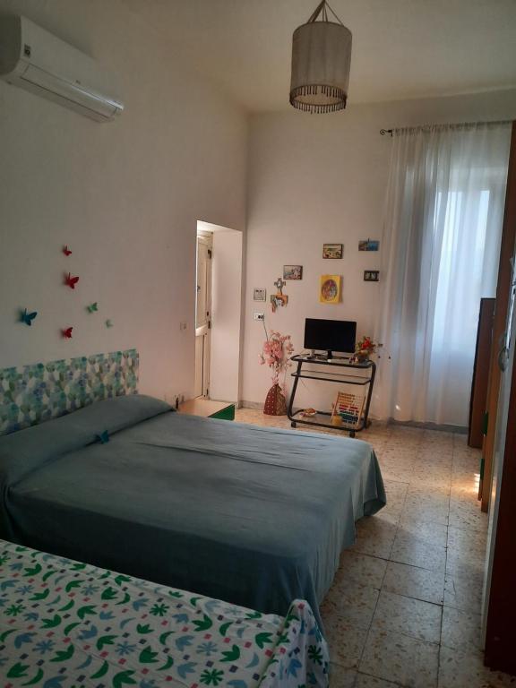 una camera con un letto e una televisione di La Sosta a Sant'Egidio del Monte Albino