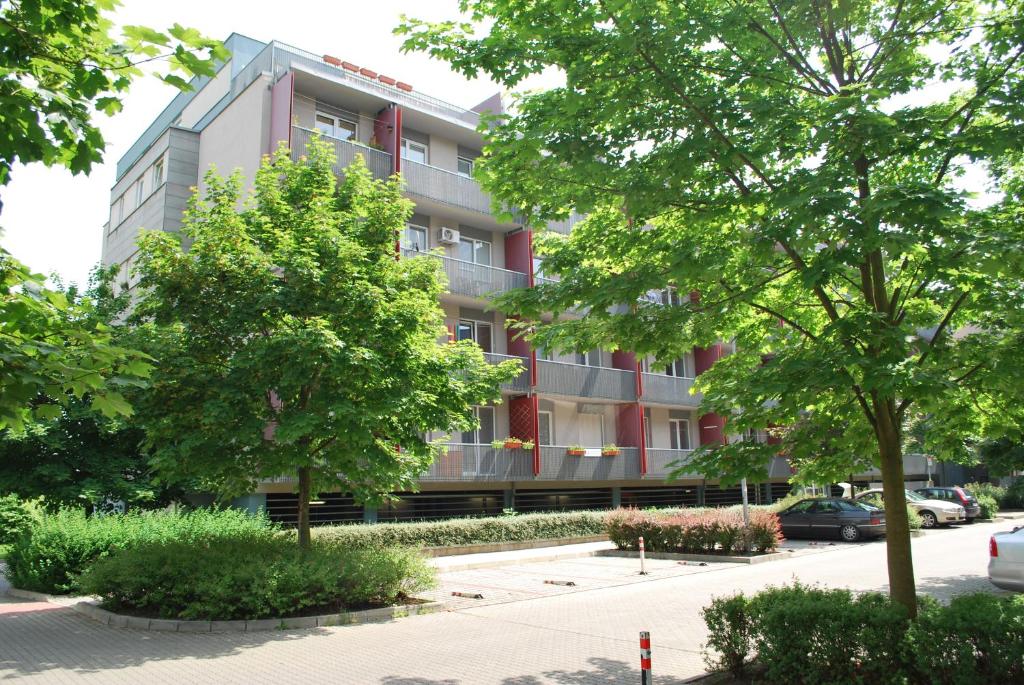 budynek z drzewami przed nim w obiekcie Chotěšovská Apartment with Parking Place w Pradze