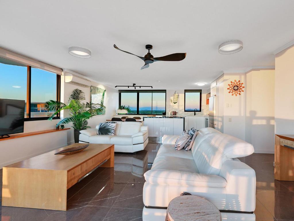 Posezení v ubytování Seaview 31 Luxurious Beachside Two Bedroom Apartment in Seaview Resort with Stunning Views