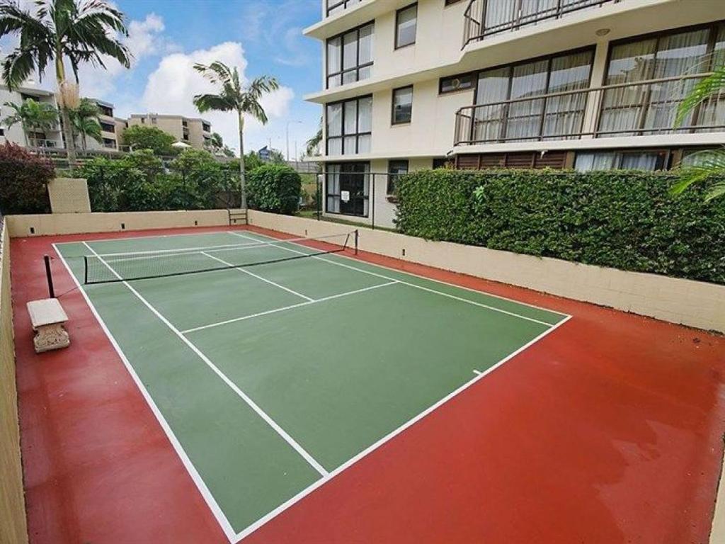 Tenis a/nebo squash v ubytování Seaview 31 Luxurious Beachside Two Bedroom Apartment in Seaview Resort with Stunning Views nebo okolí