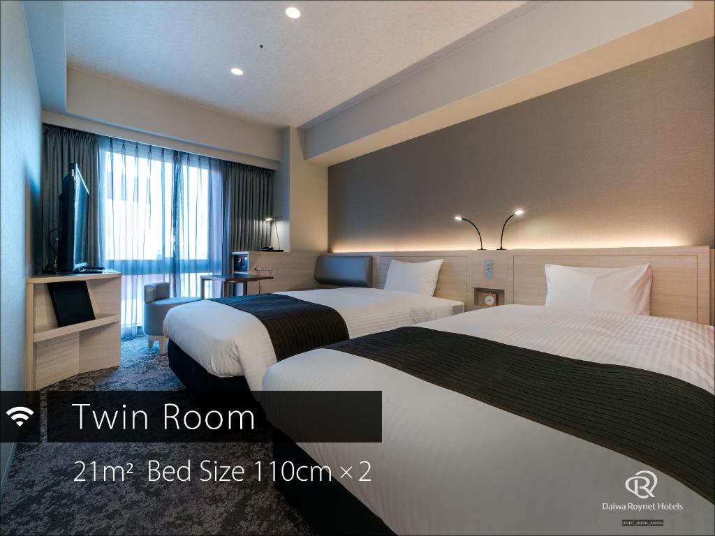 福岡市にあるDEL style 福岡西中洲 by Daiwa Roynet Hotel - 旧ダイワロイネットホテル福岡西中洲のベッド2台と窓が備わるホテルルームです。