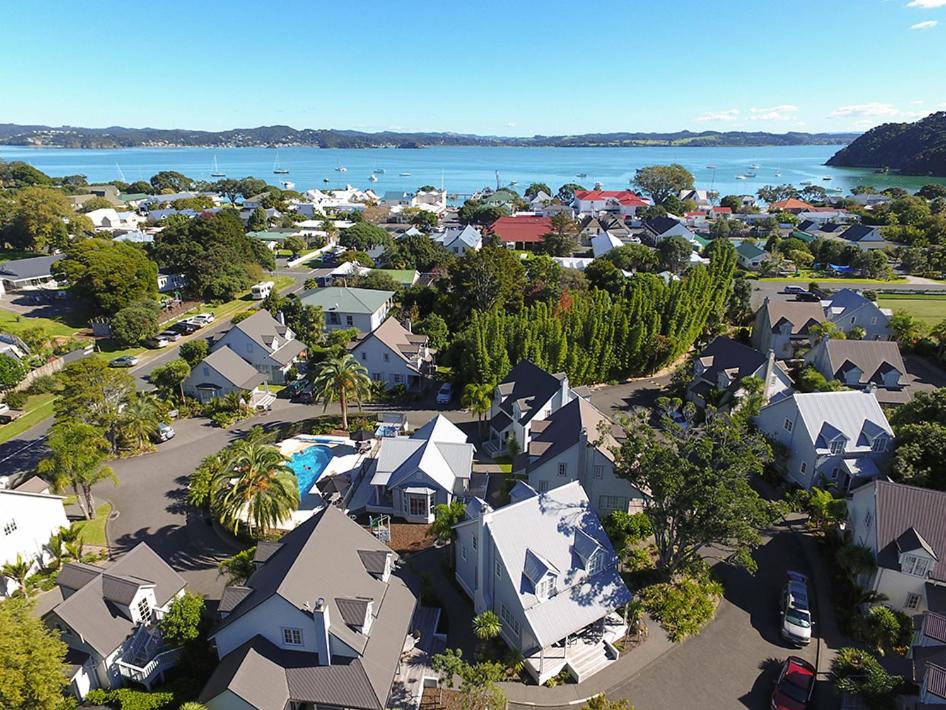 una vista aérea de un barrio con casas y agua en Kauri Cottage - Russell Cottage Collection, en Russell
