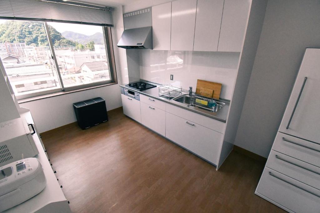 Kuchyň nebo kuchyňský kout v ubytování GATEWAY MAIZURU