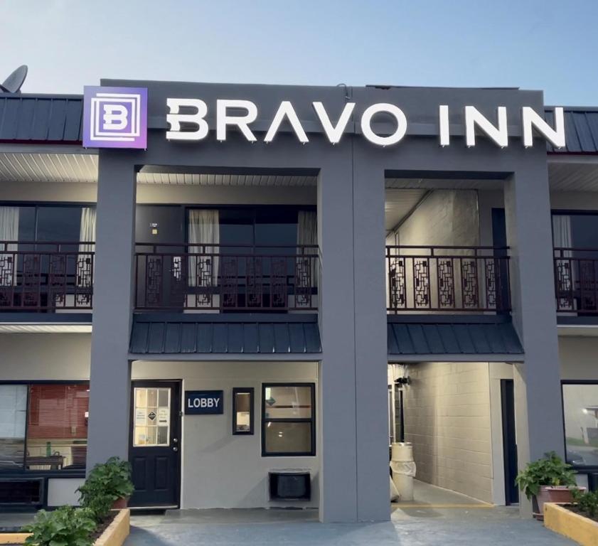 Un bâtiment avec un panneau qui dit « Bravo auberge » dans l'établissement Bravo Inn, à Johnson City