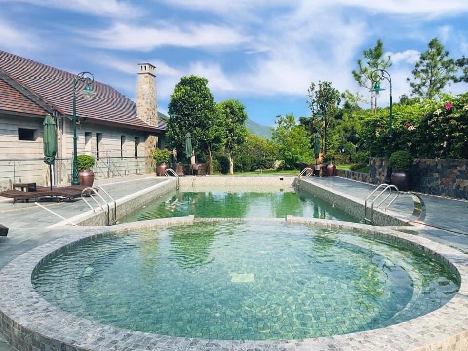 une piscine au milieu d'une maison dans l'établissement Villa Tam Dao Golf & Resort Luxury, à Yen