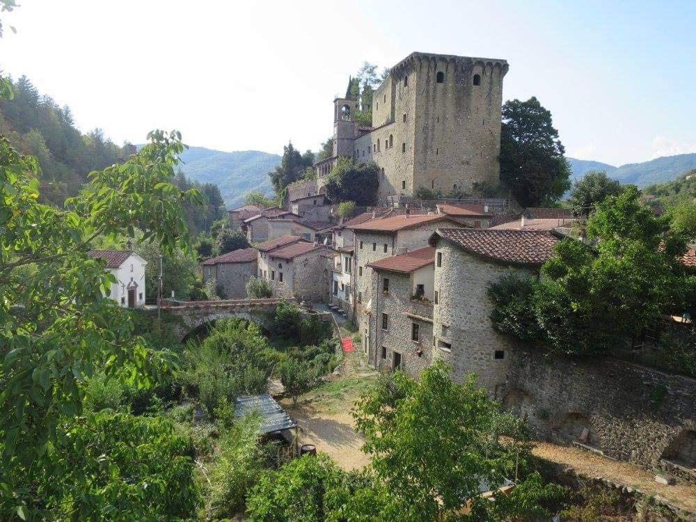 a village with a castle on top of a hill at Mia Casa in Verrucola in Fivizzano