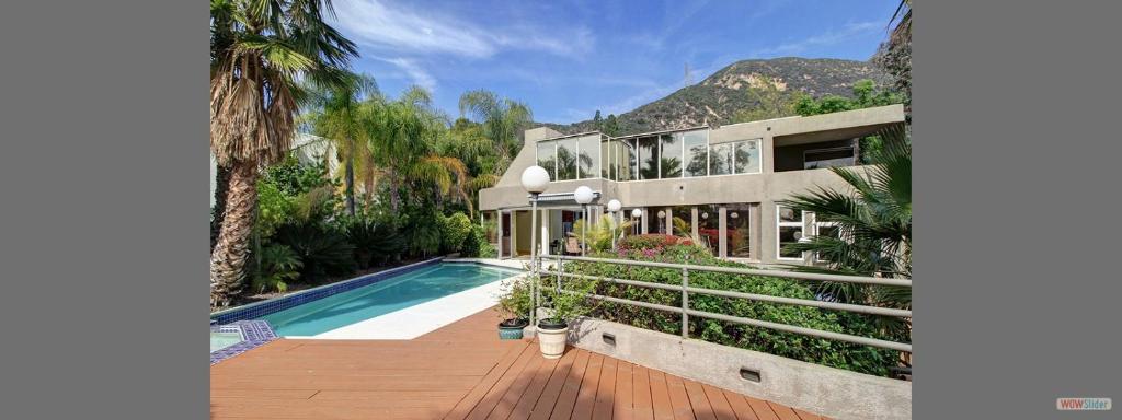 uma imagem de uma casa com piscina em Idyllic secluded mountain Villa of 100 Games w/pool & spa em Altadena