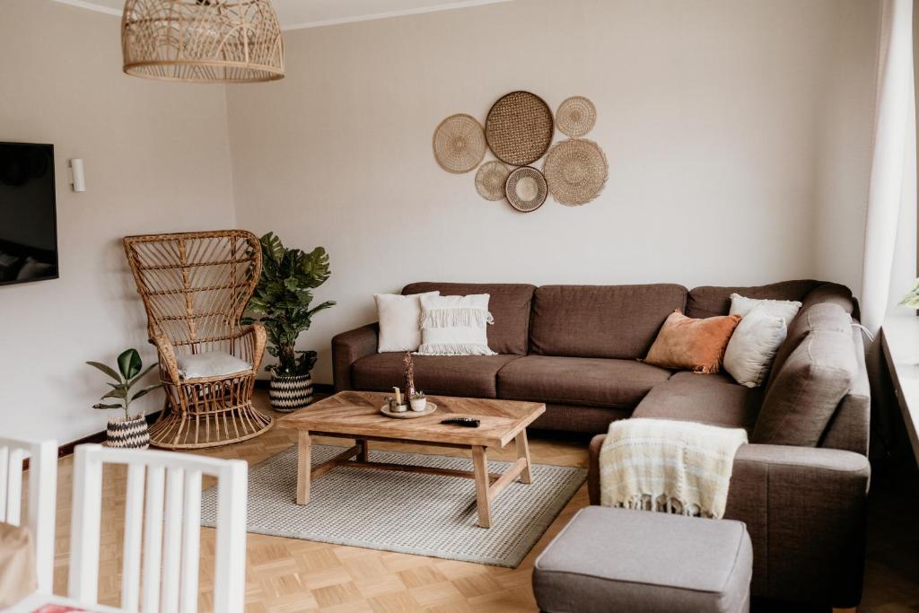 ein Wohnzimmer mit einem Sofa und einem Couchtisch in der Unterkunft Ferienhaus Olive in Winterberg