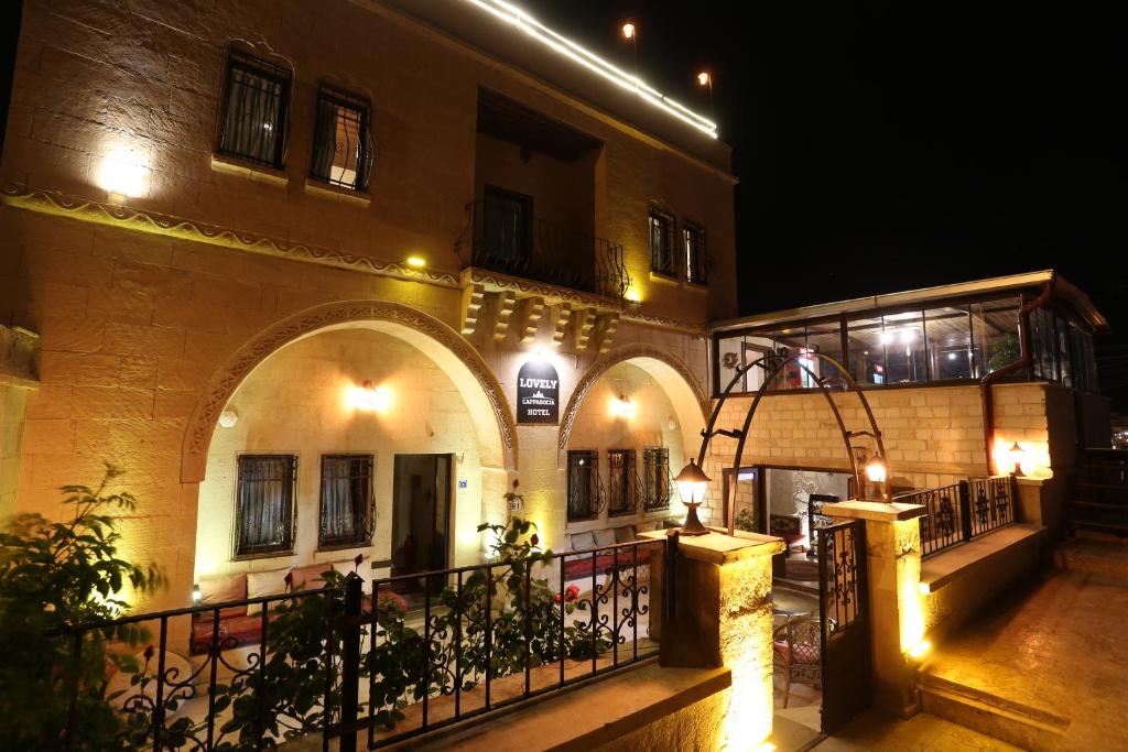 ネヴシェヒルにあるLovely Cappadocia Hotelの夜間の門前の建物
