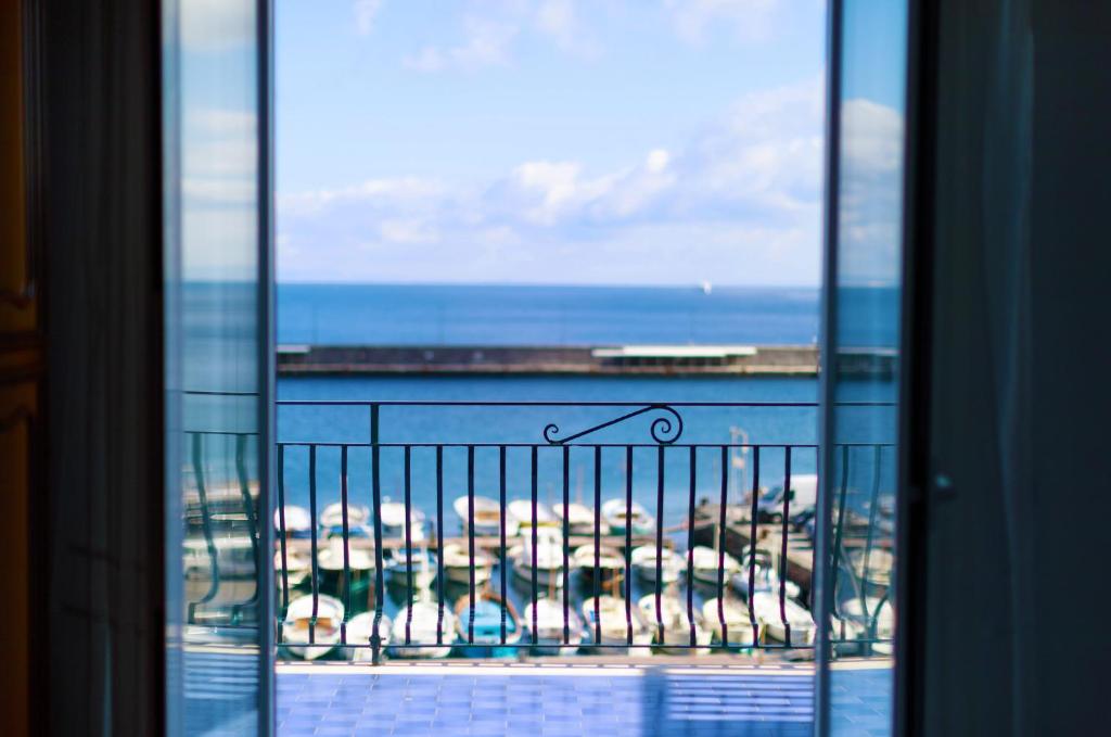 aus einem Fenster mit Meerblick in der Unterkunft Capri holiday home with a sea view in Capri