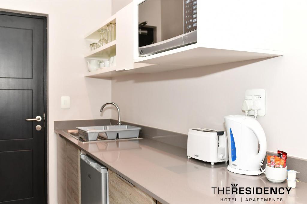 Kuchyň nebo kuchyňský kout v ubytování Mint Hotel Rosebank