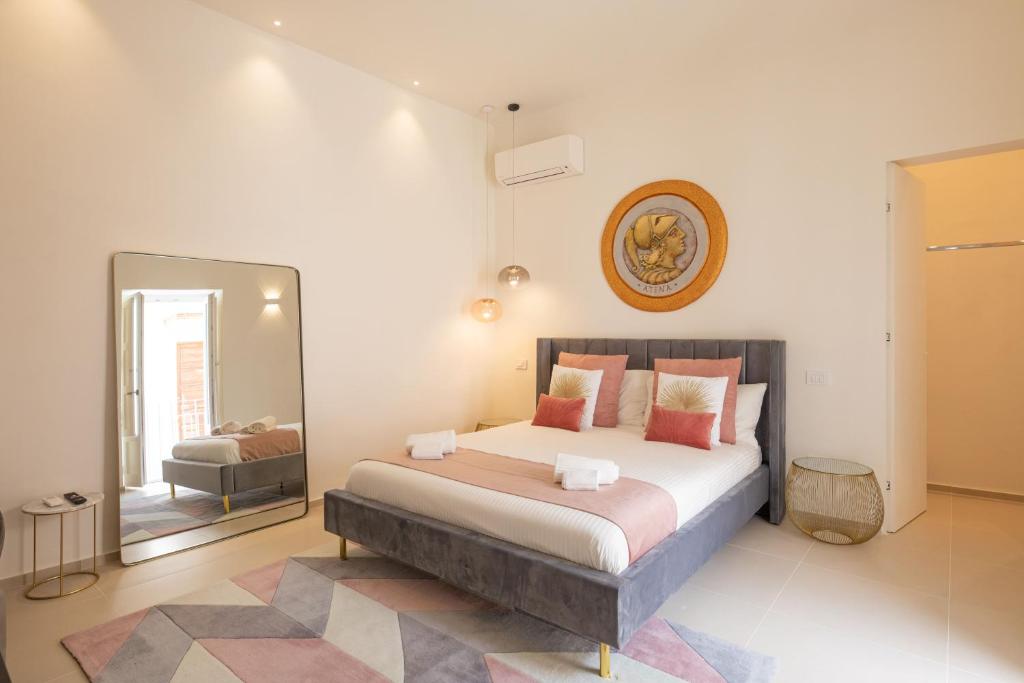 Un pat sau paturi într-o cameră la Amate Case by Ortigiaapartments